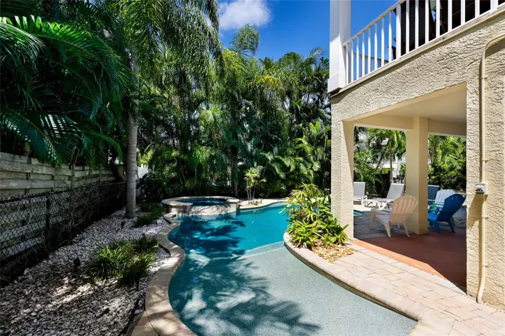 Pool with sun shelf and spa