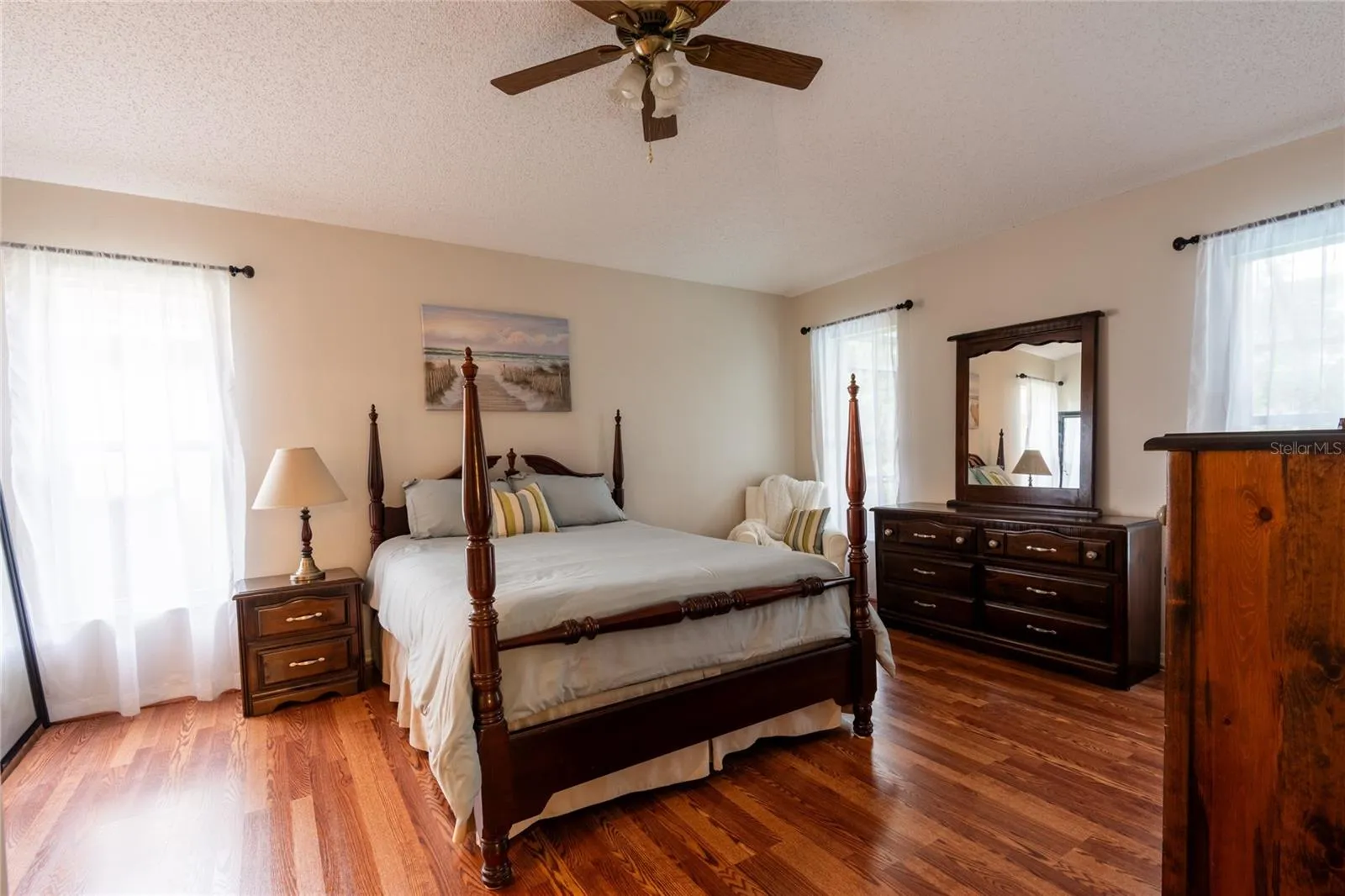 Large primary bedroom with lots of natrual light!
