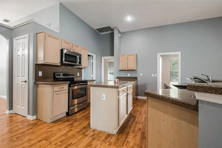 Spacious Kitchen with Middle Island