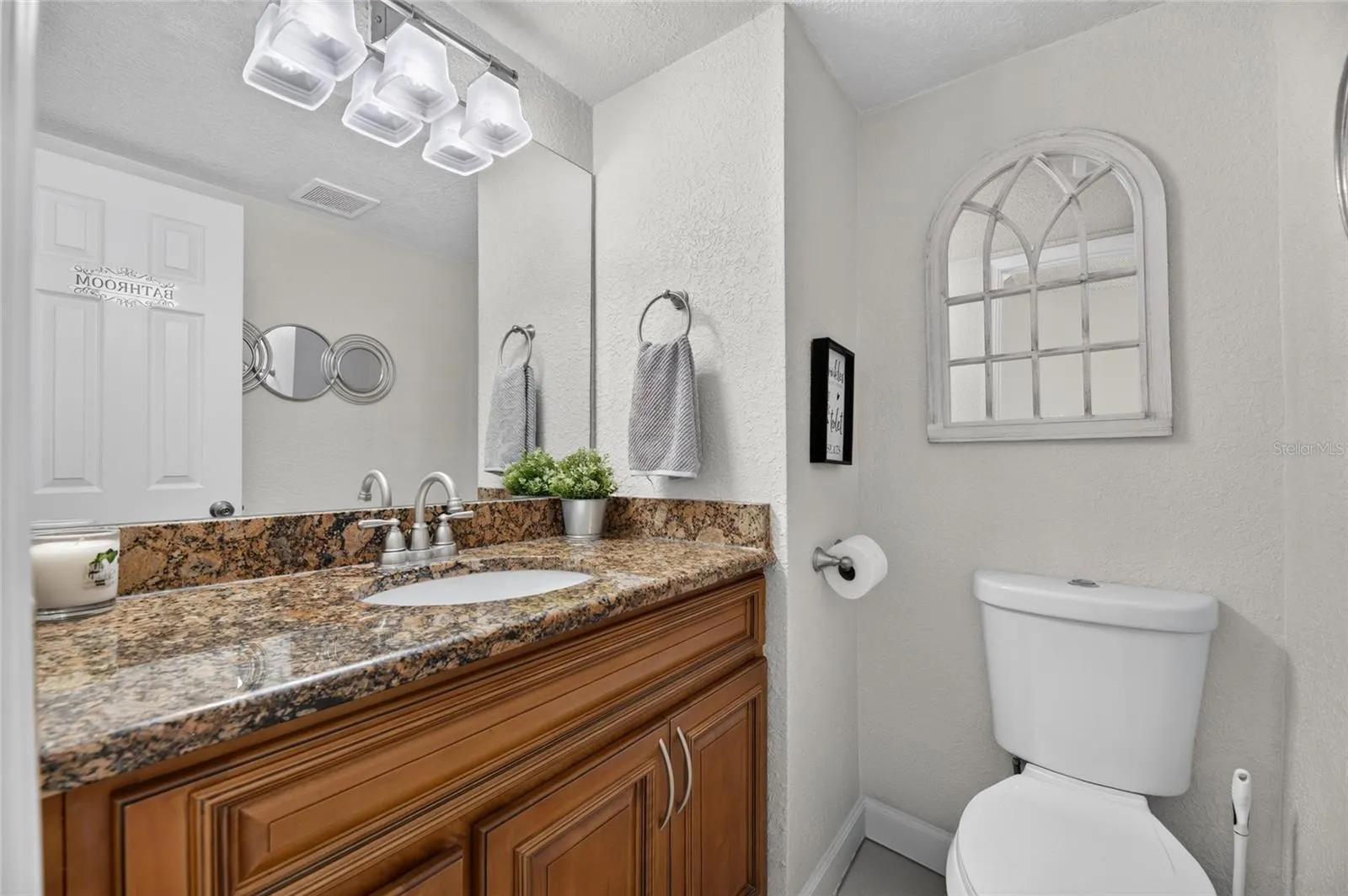BATHROOM ON 1ST FLOOR