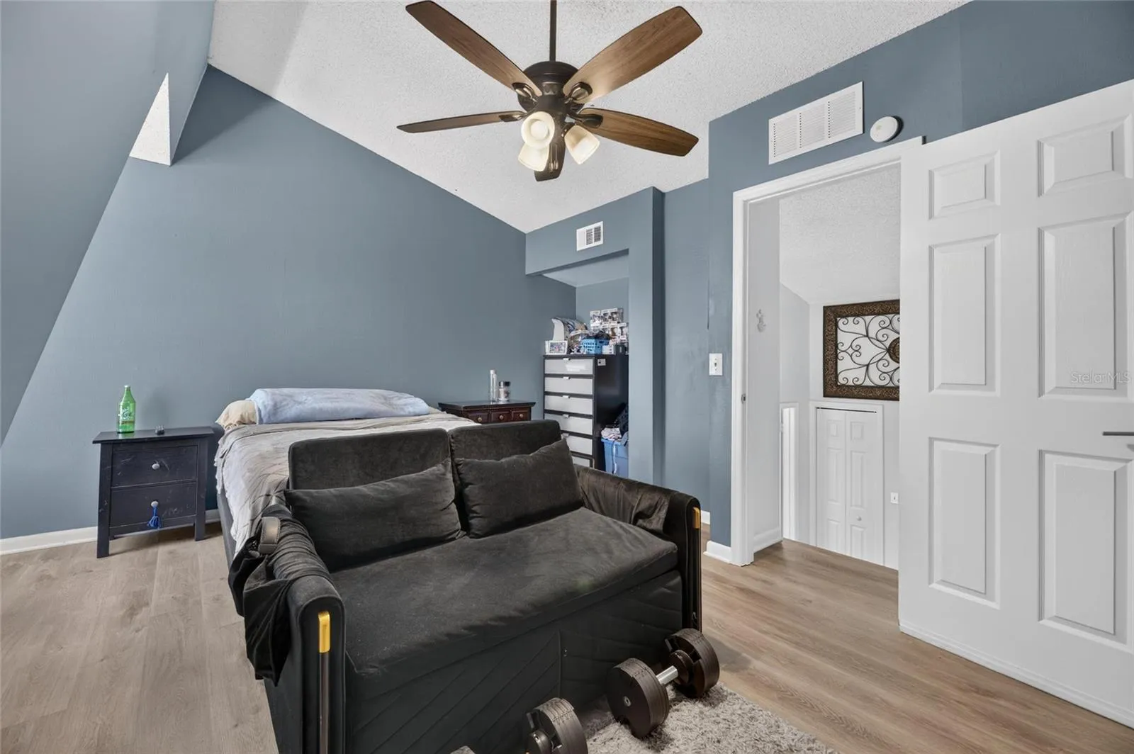 LARGE UPPLER LEVEL BEDROOM