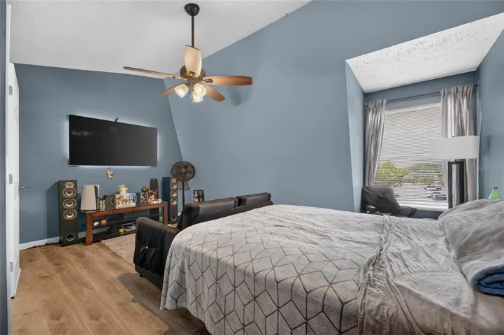 LARGE UPPLER LEVEL BEDROOM