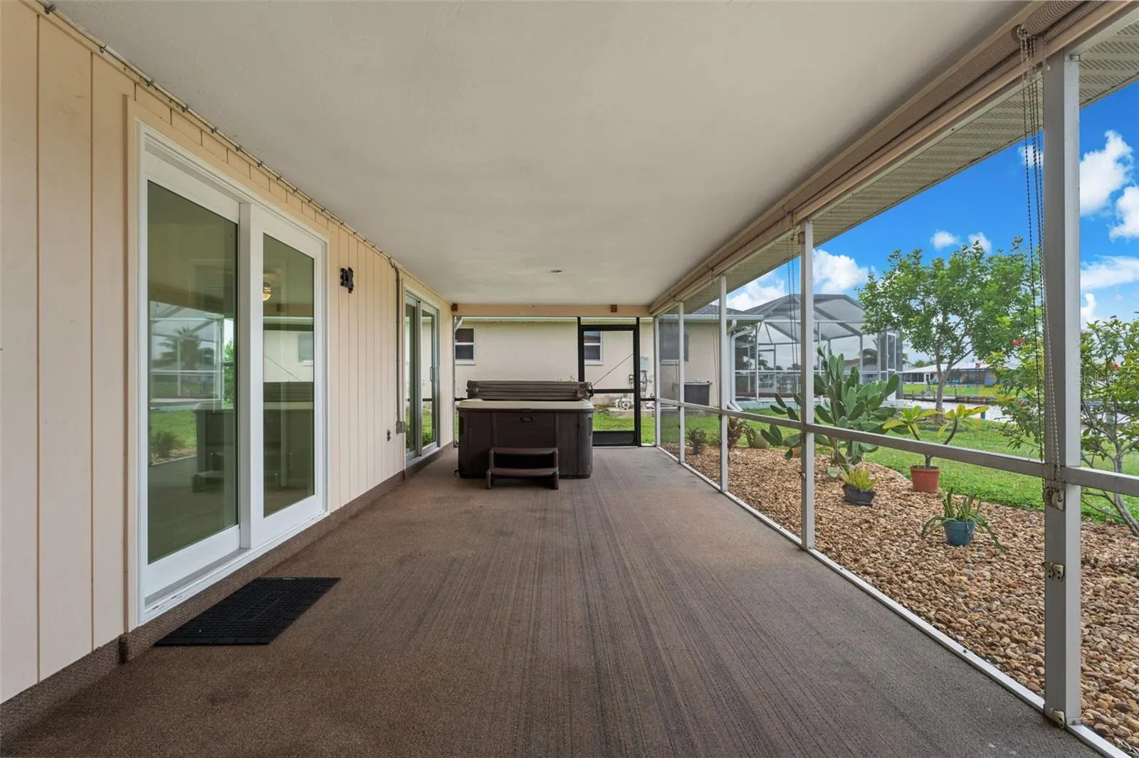 33' long lanai