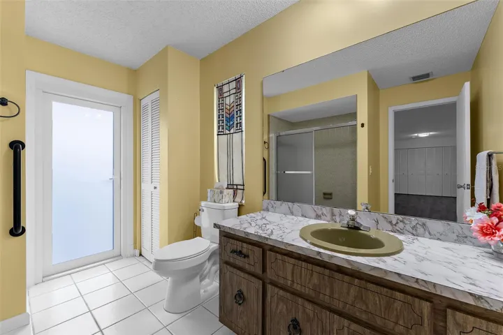2nd bathroom with tub/shower