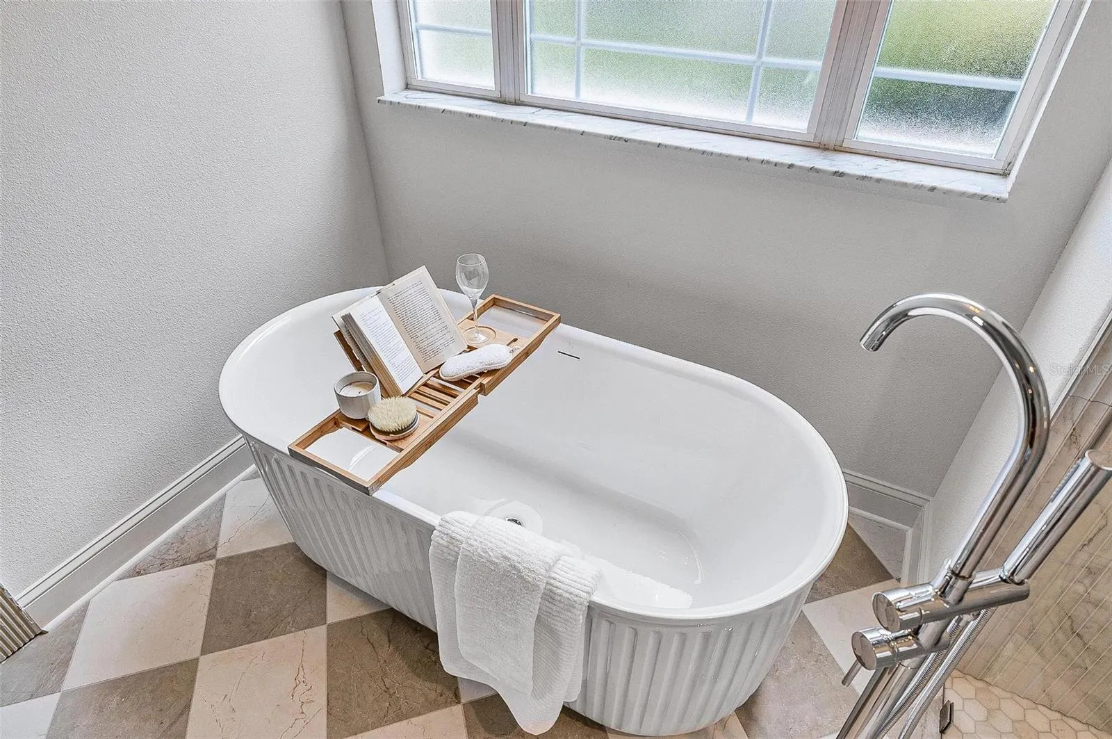 Elegant free standing tub