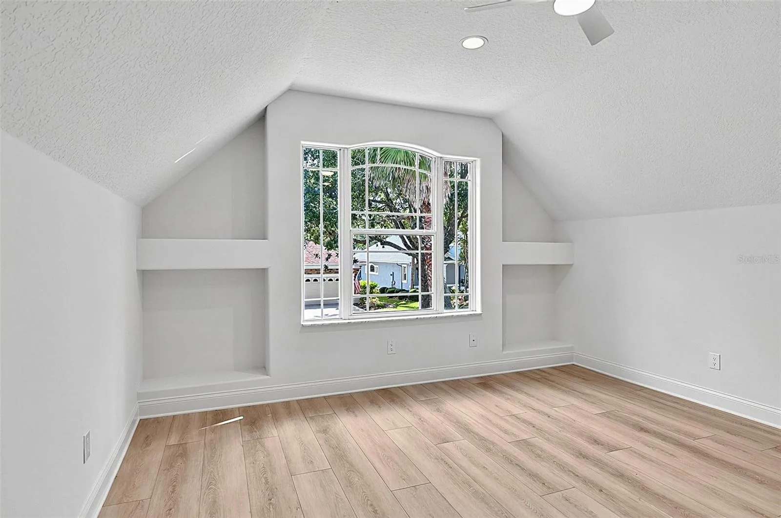Huge 4th bedroom with built in shelves and en-suite