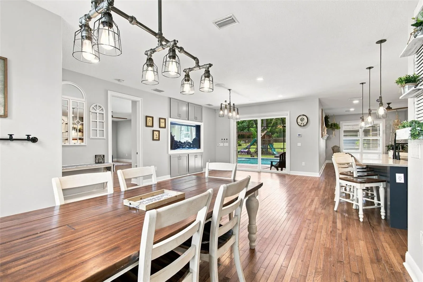 DINING ROOM WITH AQUARIUM AND POOL VIEW