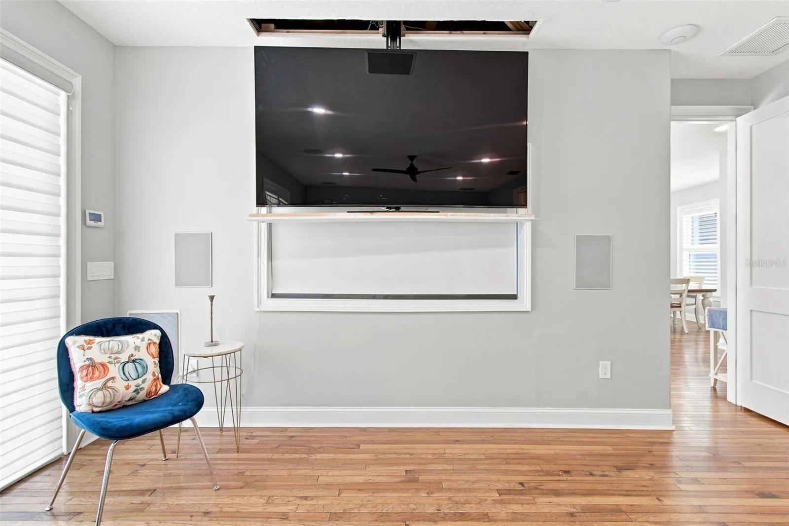 PROJECTION TV DROPS DOWN AT THE PUSH OF A BUTTON