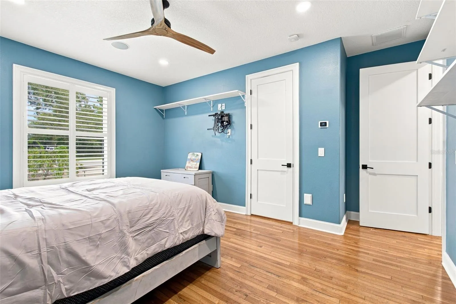 LARGE BEDROOM WITH SHELVING