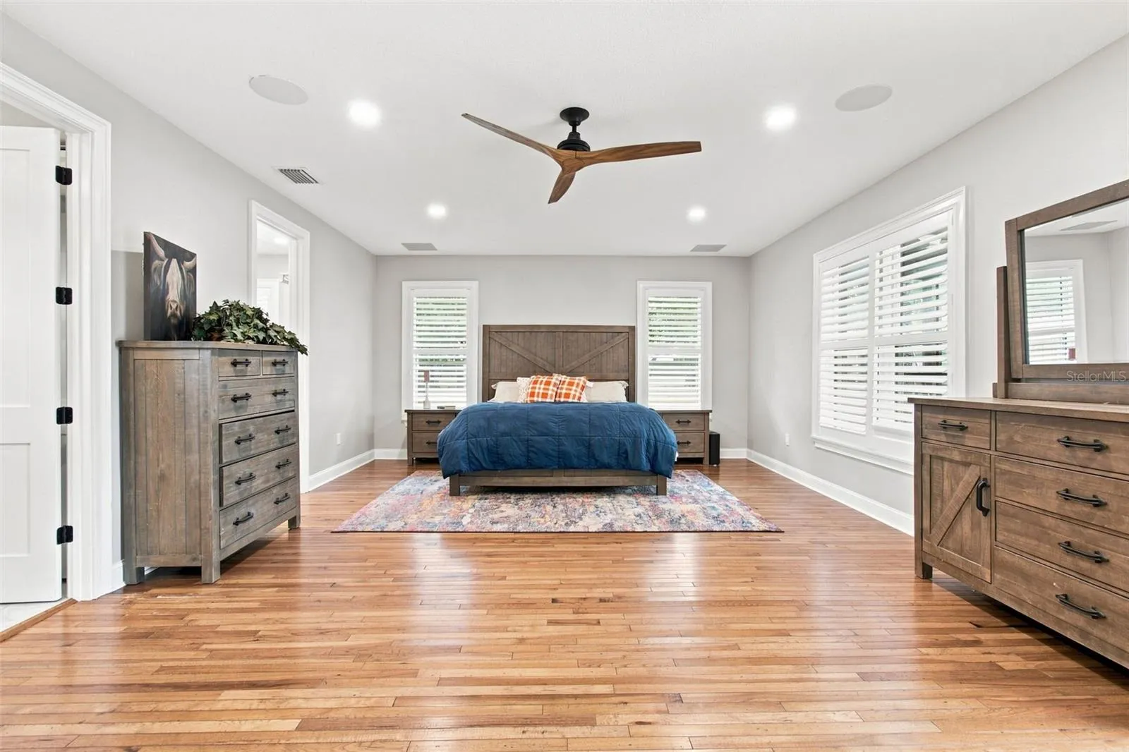 HUGE PRIMARY SUITE