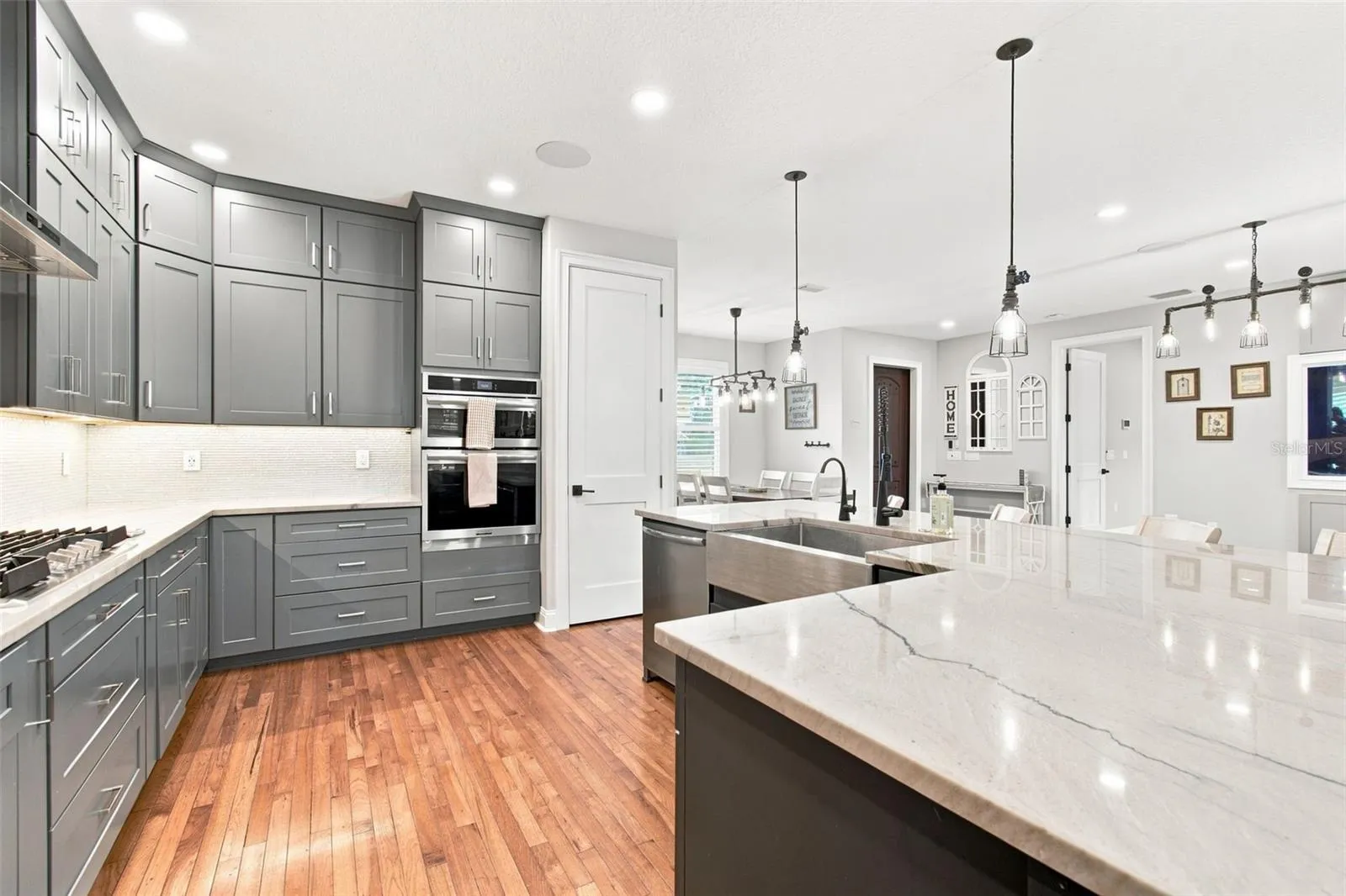 GOURMET KITCHEN WITH DOUBLE OVEN INCLUDING CONVECTION