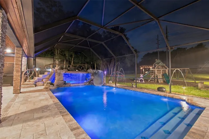 THAT HOT TUB UNDER THE GROTTO HOLDS 1EN PEOPLE