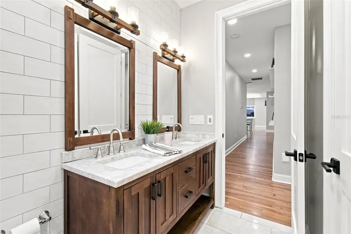 BATH 2 DUAL VANITIES