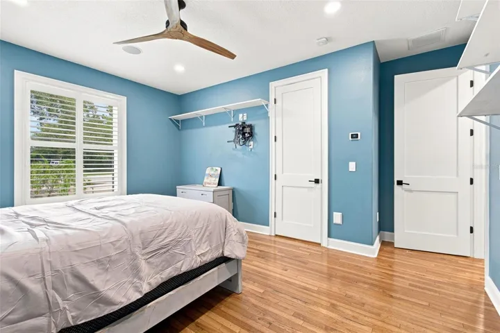 LARGE BEDROOM WITH SHELVING