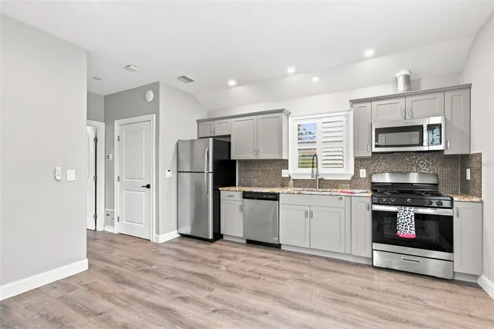 FULL KITCHEN IN GUEST COTTAGE INCLUDING D/W