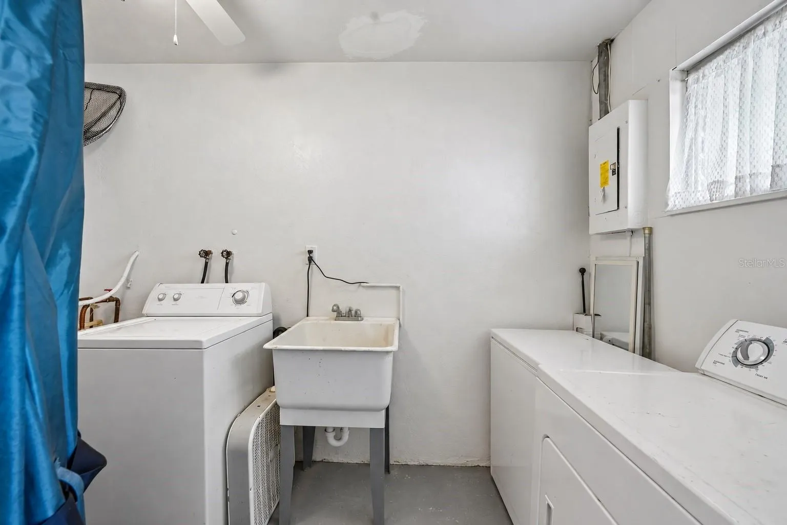 Laundry room unit 3702