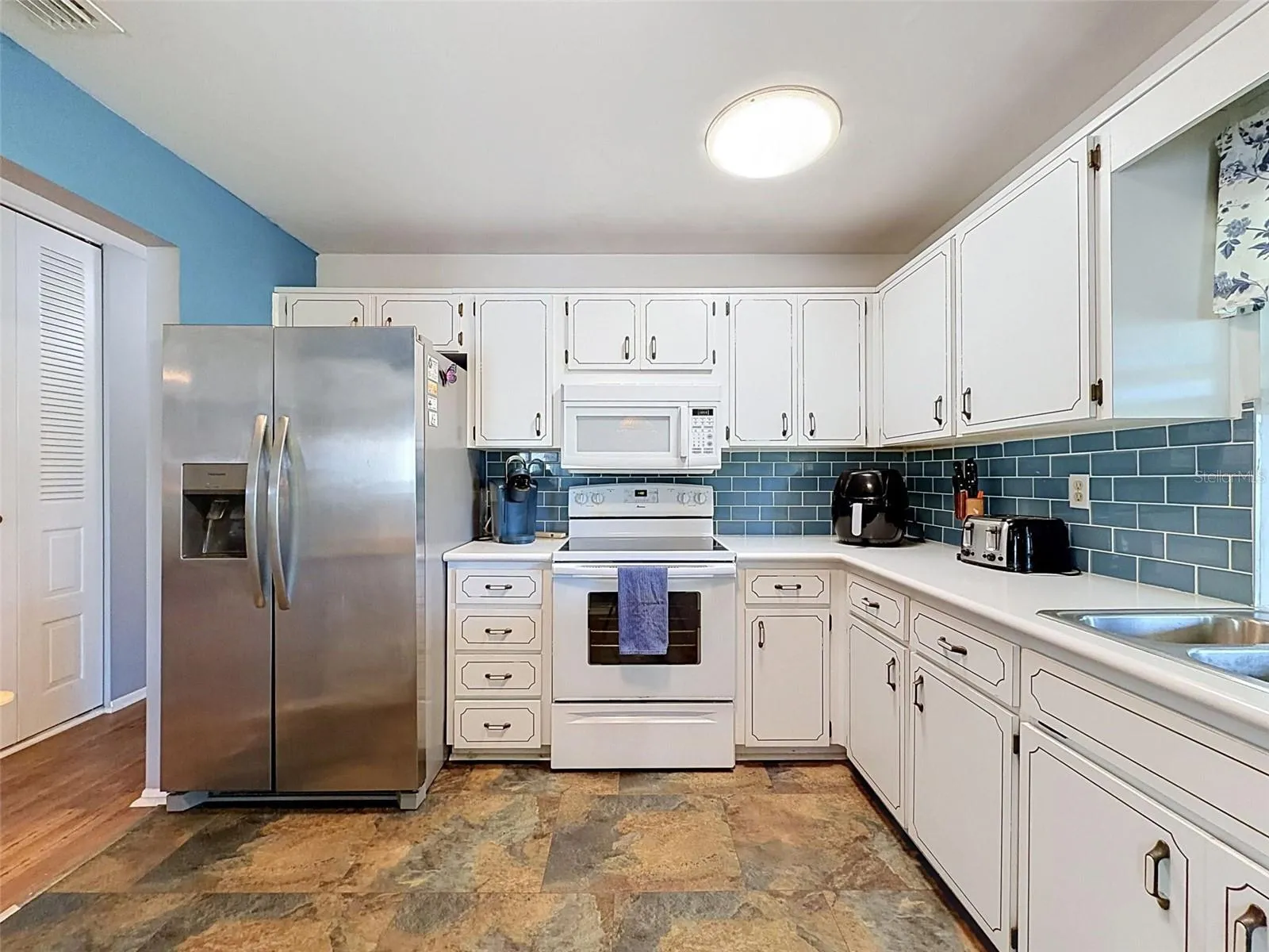 Kitchen Includes all appliances