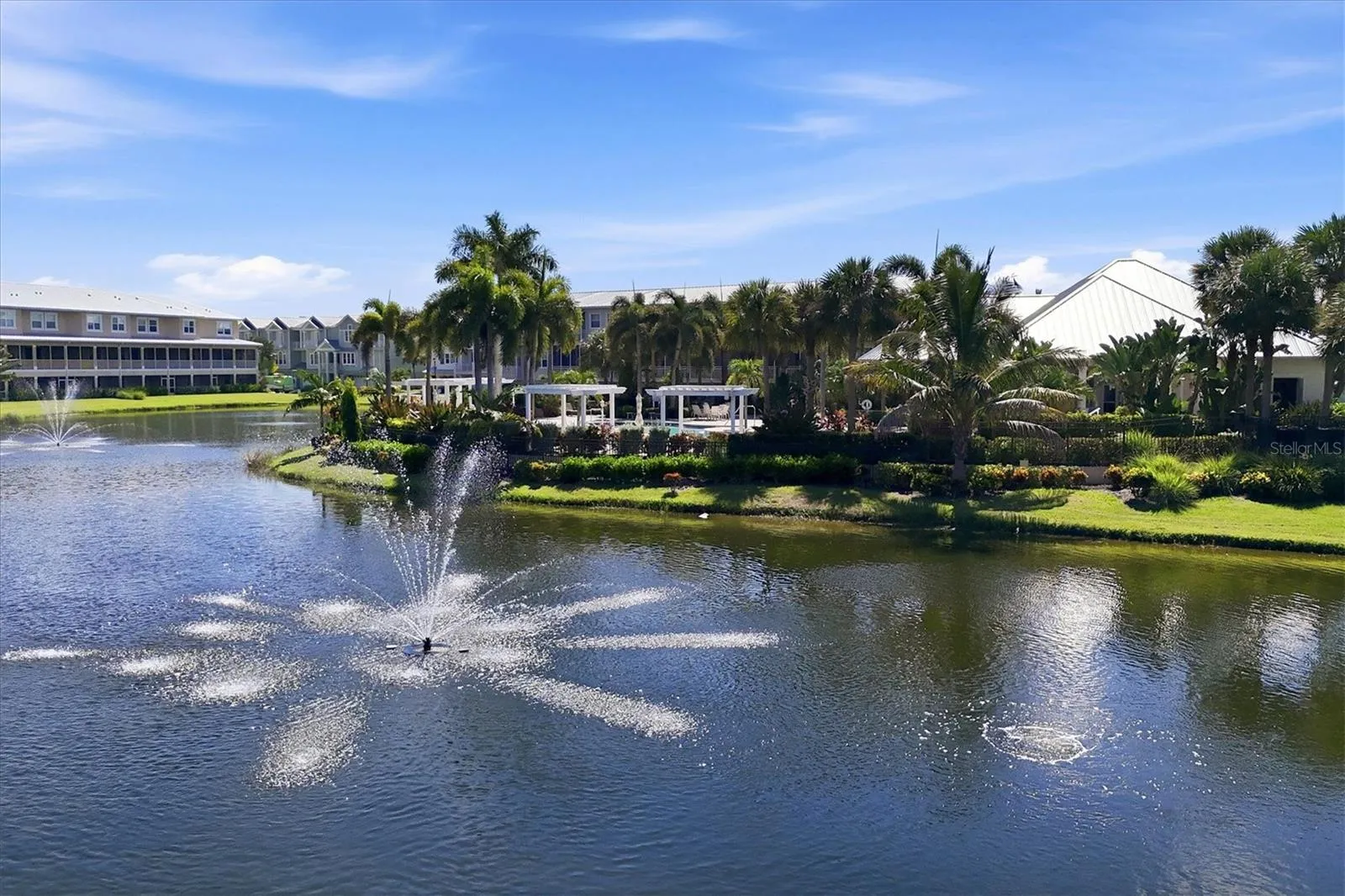 Lake &amp; fountain views