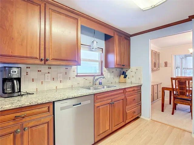 Stone backsplash too!