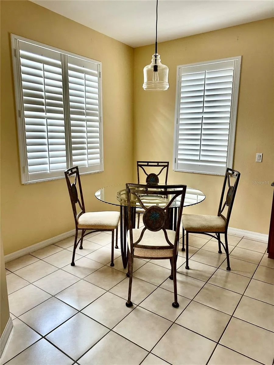 KITCHEN DINETTE AREA
