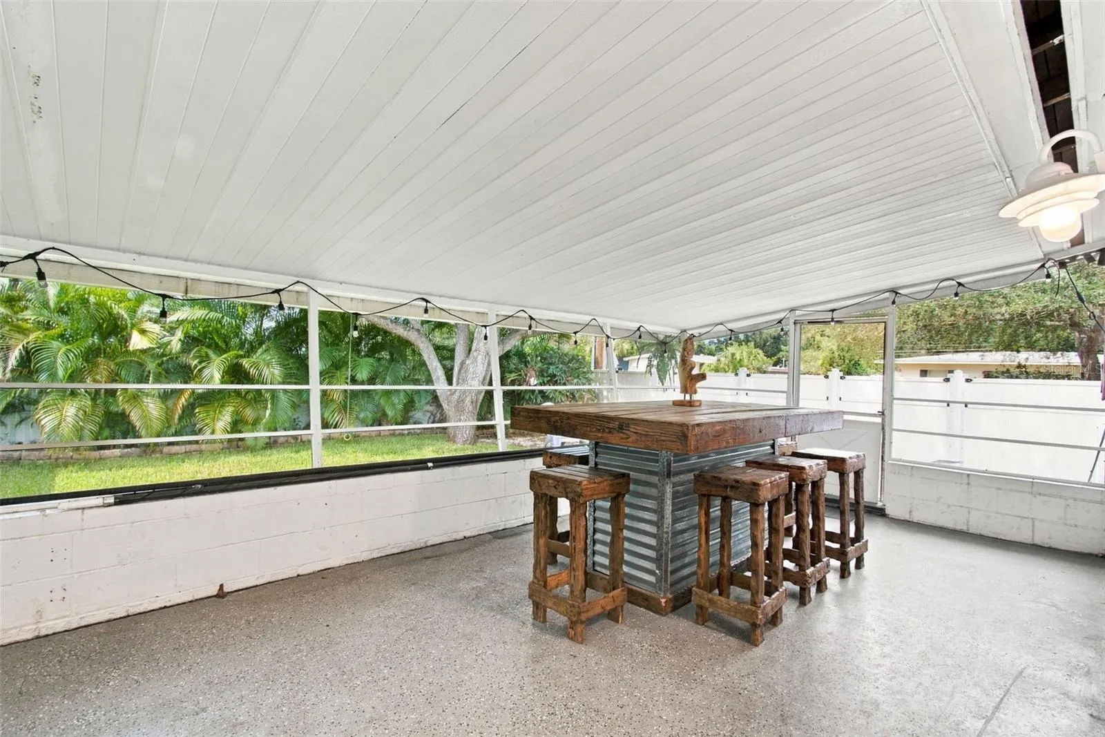 Outdoor dining area for alfreso meals!