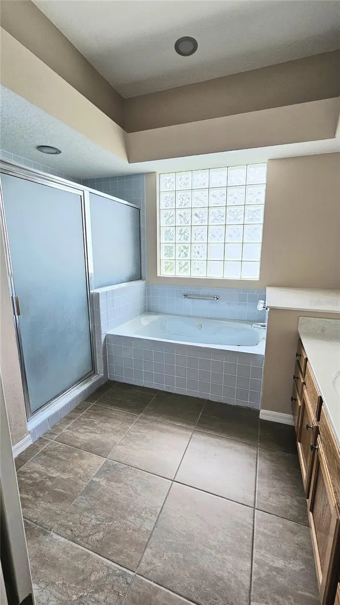 Soaking Tub &amp; Separate Walk In Shower