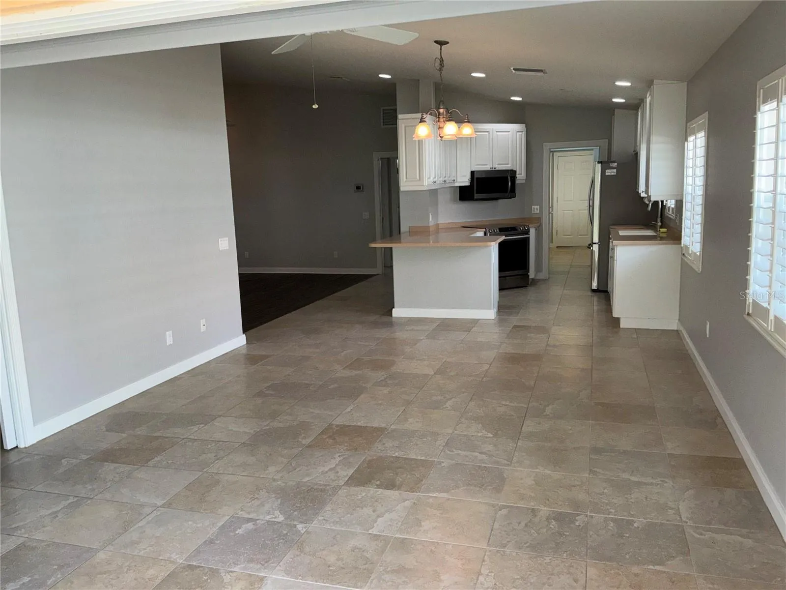 Large tiled Den