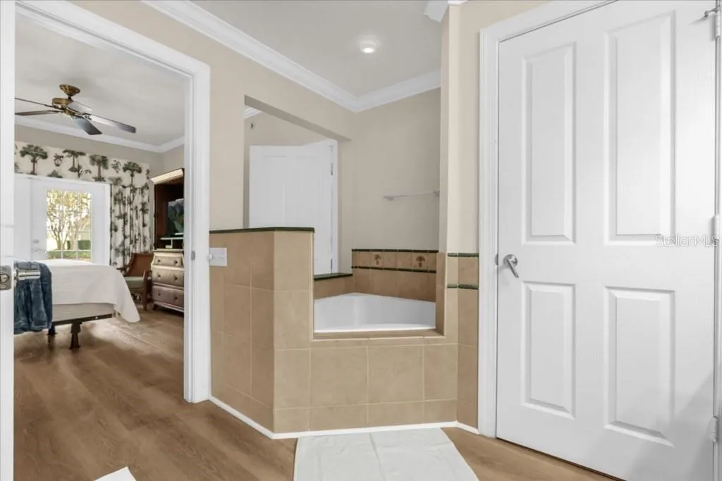 Primary Bedroom's Bathroom