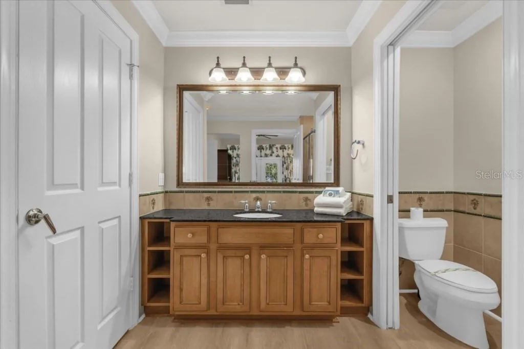 Primary Bedroom's Bathroom
