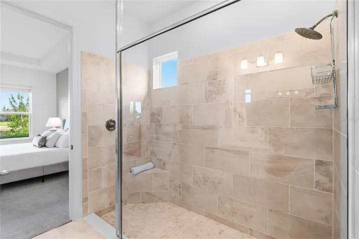 OVERSIZED MASTER SHOWER
