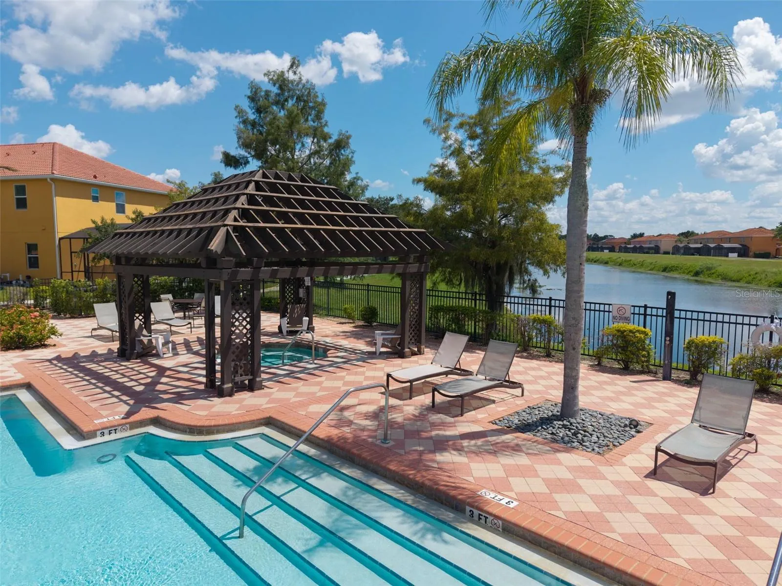 Bella Vida community pool, gazebo and spa.