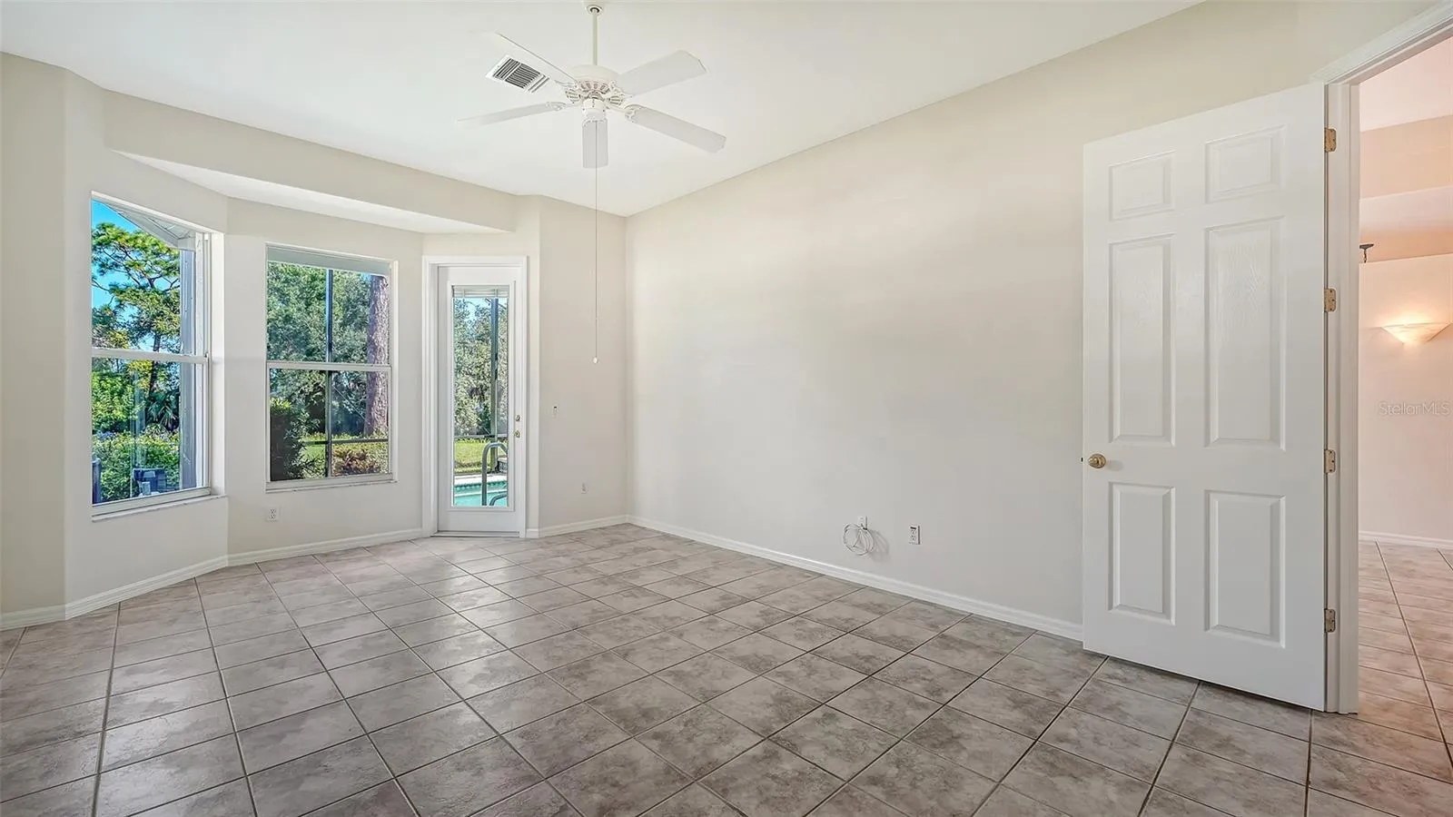Primary bedroom with door to lanai