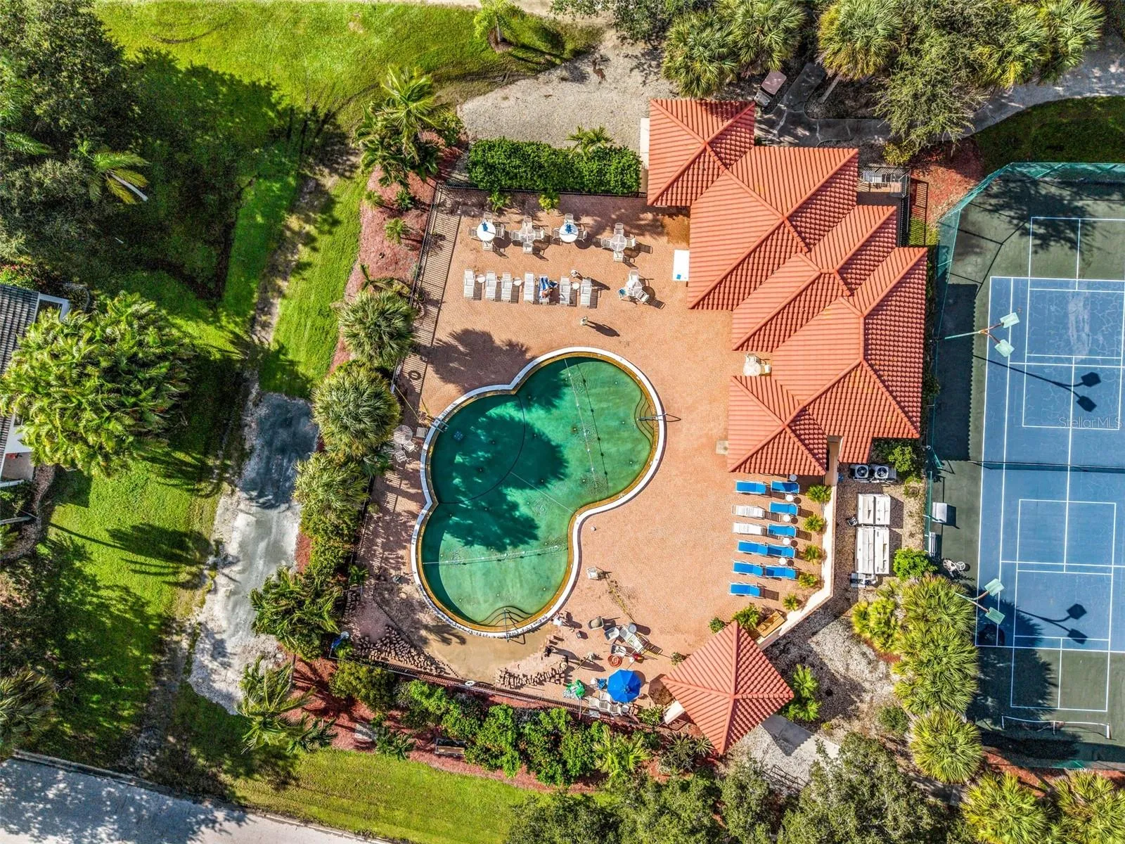 Large Community pool