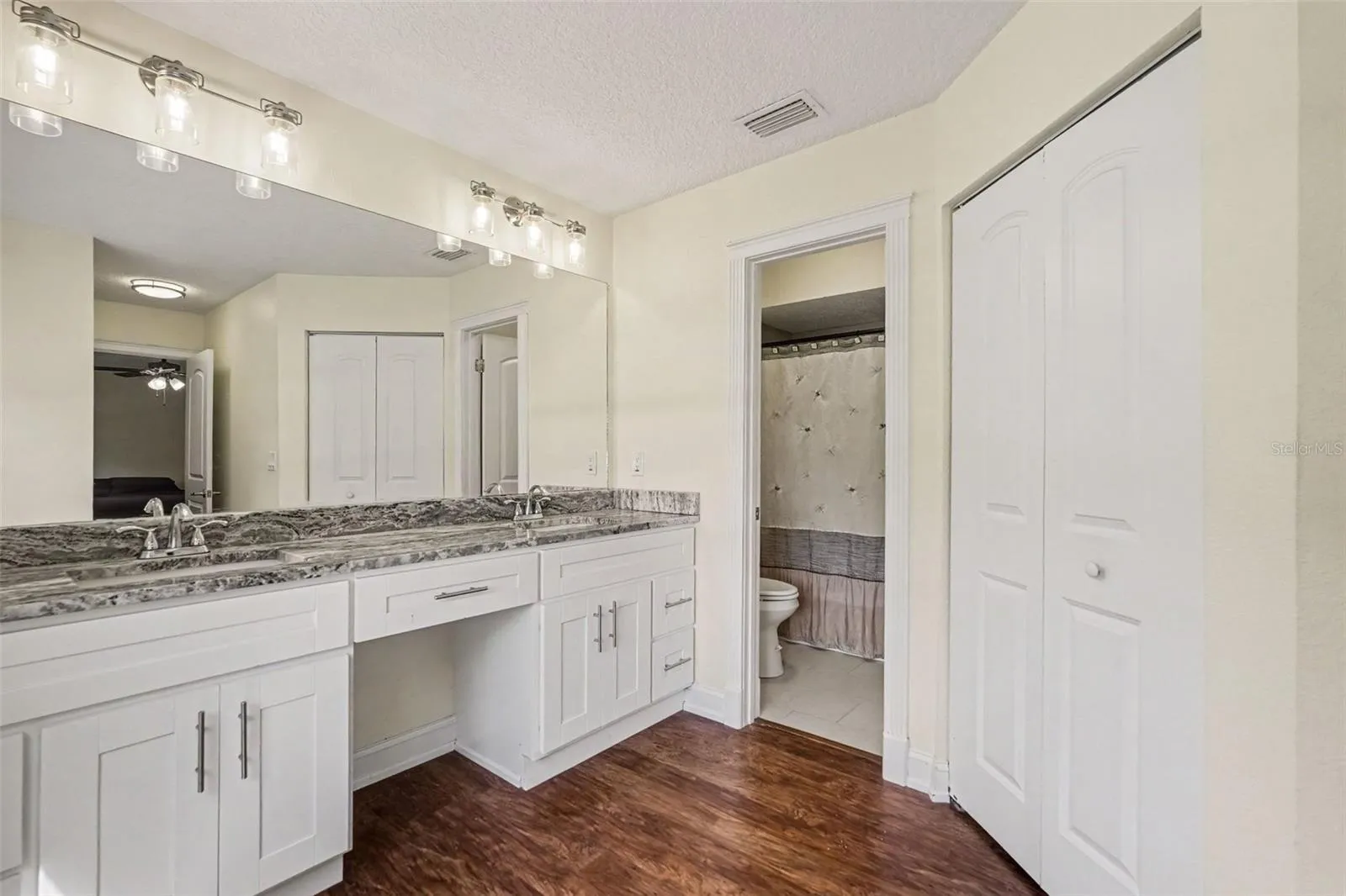 Primary en suite with double vanity &amp; walk in closet