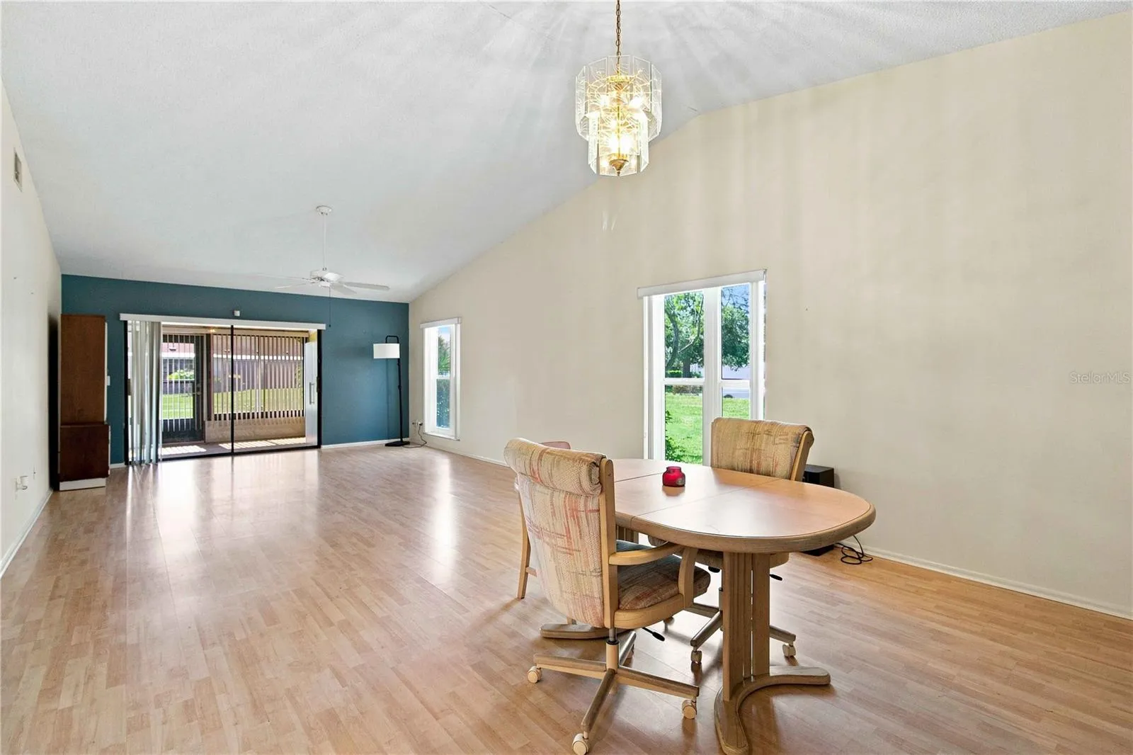 LIVING ROOM/DINING ROOM