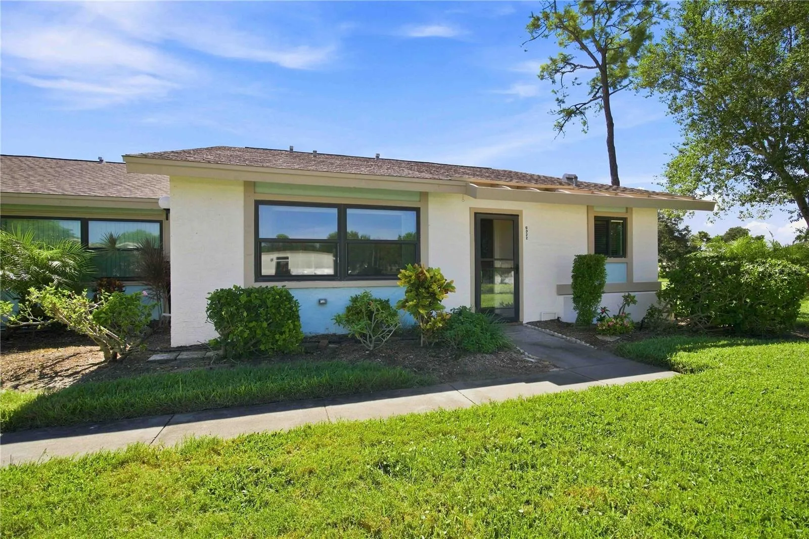 END UNIT WITH PRIVATE FRONT ENTRANCE