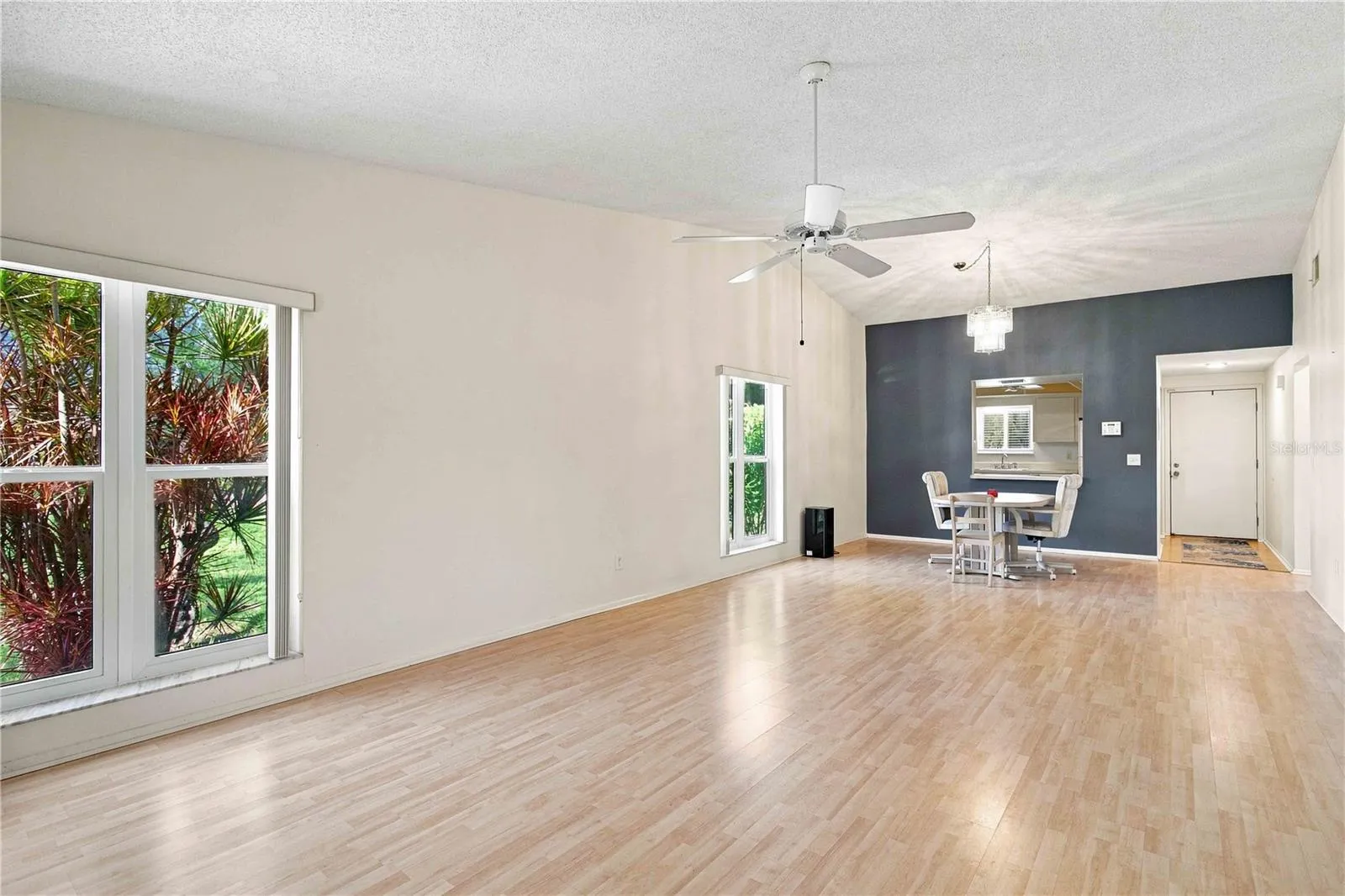 LIVING ROOM/DINING ROOM