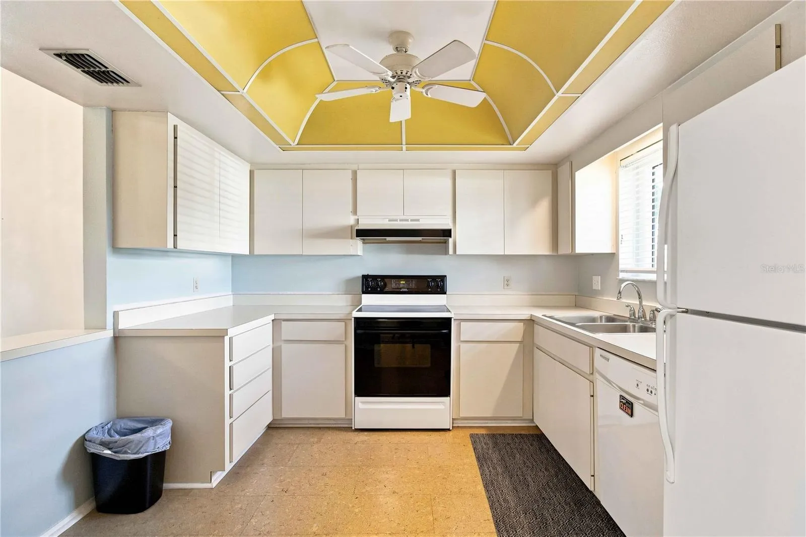 CLEAN FUNCTIONAL KITCHEN