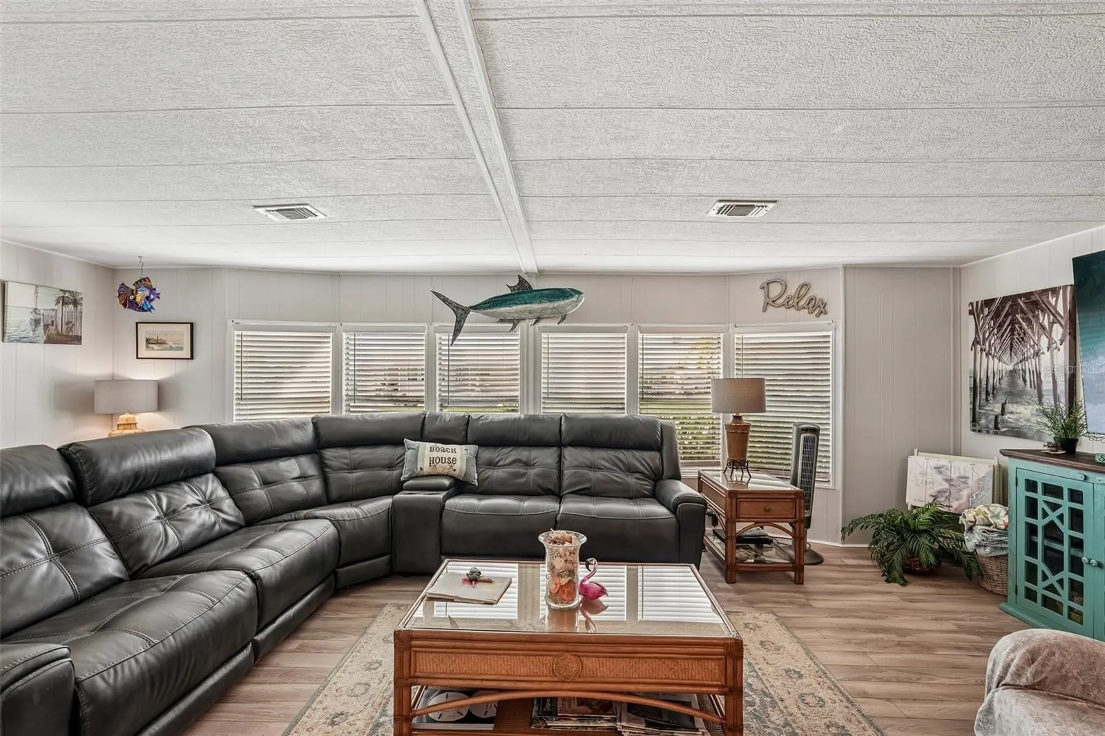 Spacious living room