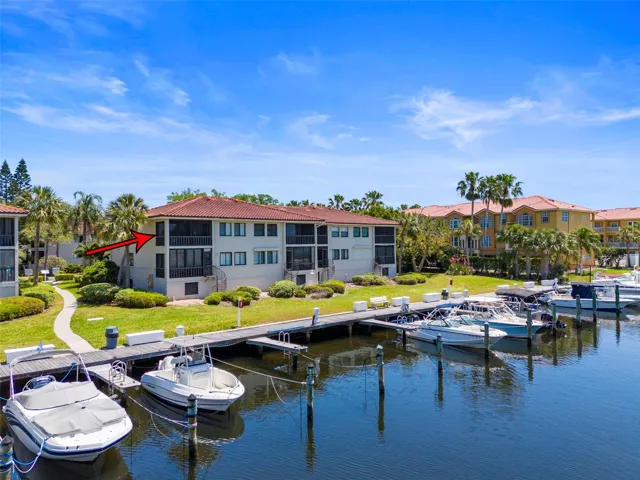 1801 Mariner Dr #20 in Tarpon Springs offers beautiful marina ang Gulf views