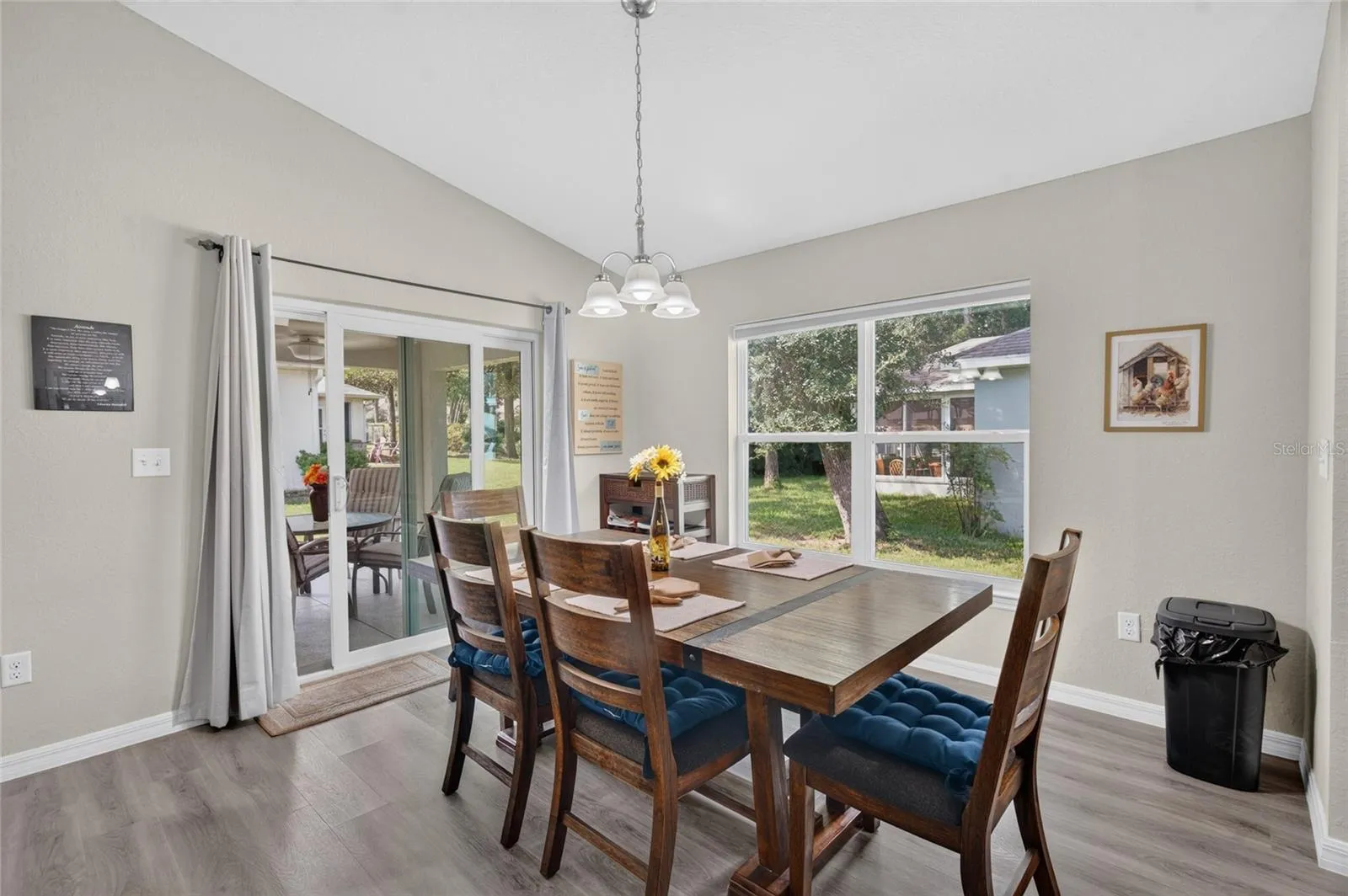 Dining area w Sliders to the back porch