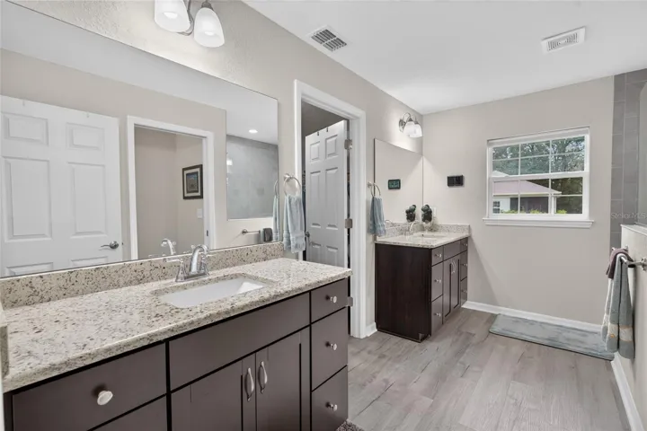 Master bath w/double sinks