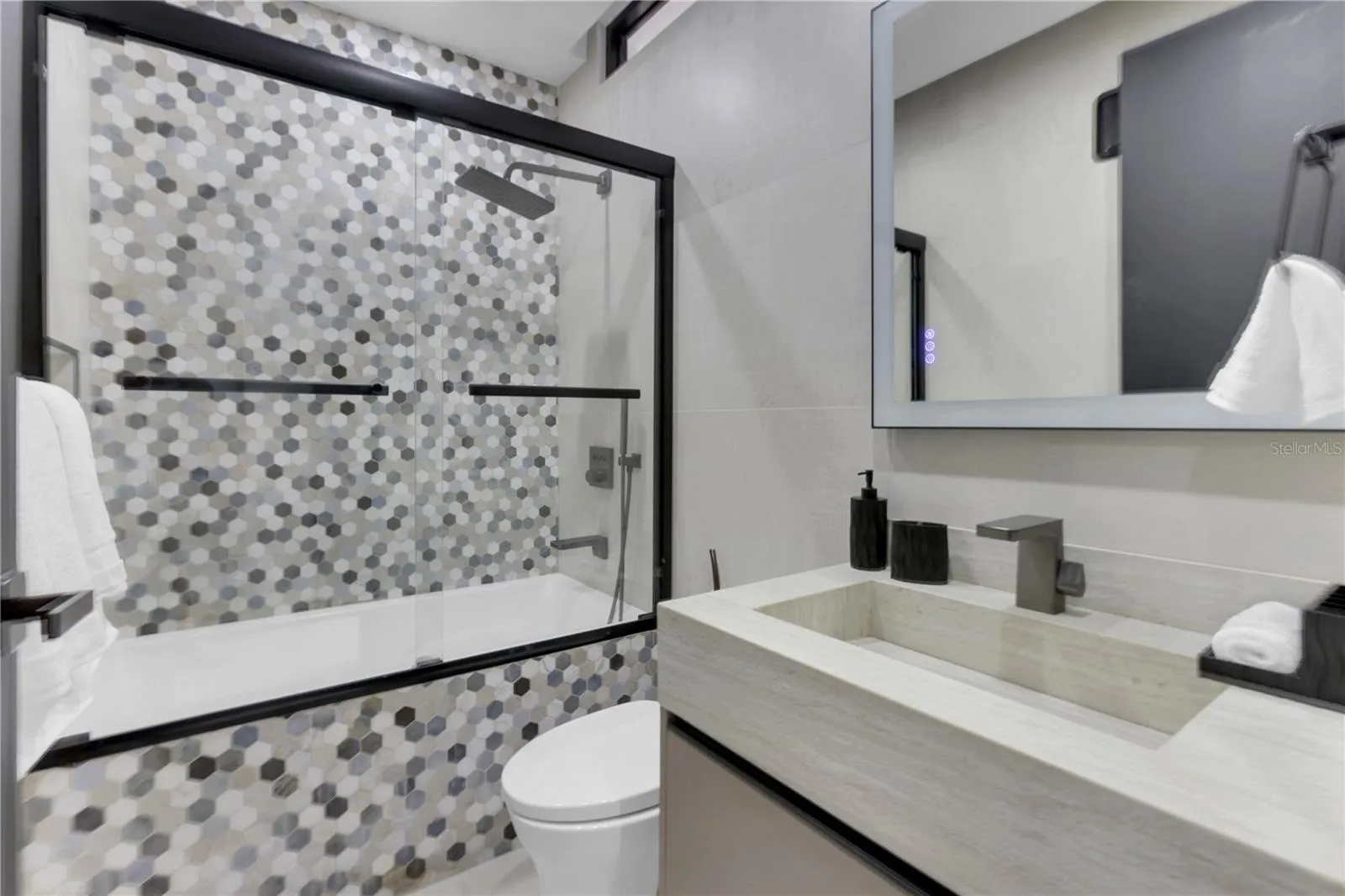 Full Bathroom in Bedroom #03