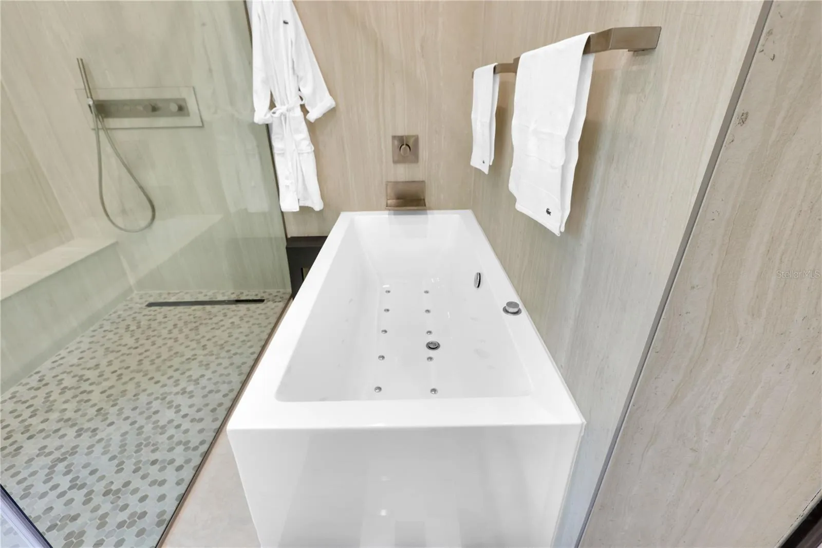 Bathroom ensuite Main Bedroom