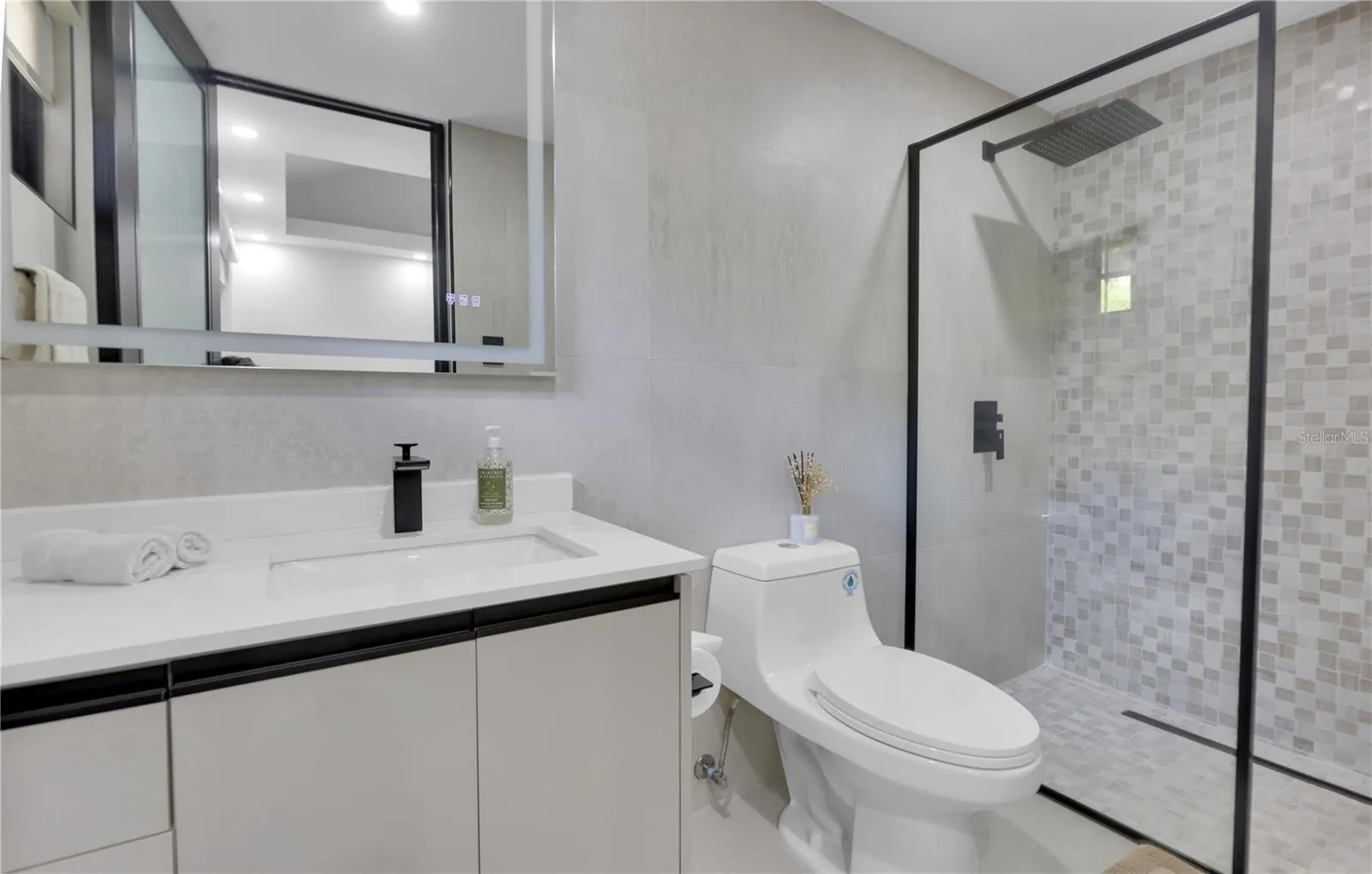Full Bathroom in Bedroom #01