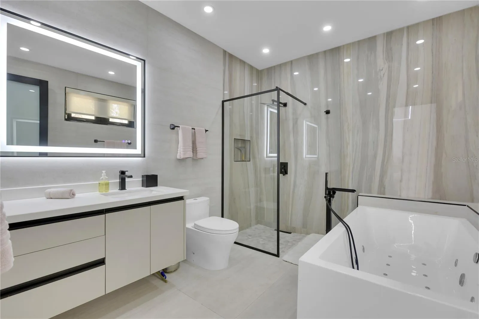 Guest Suite Full Bathroom