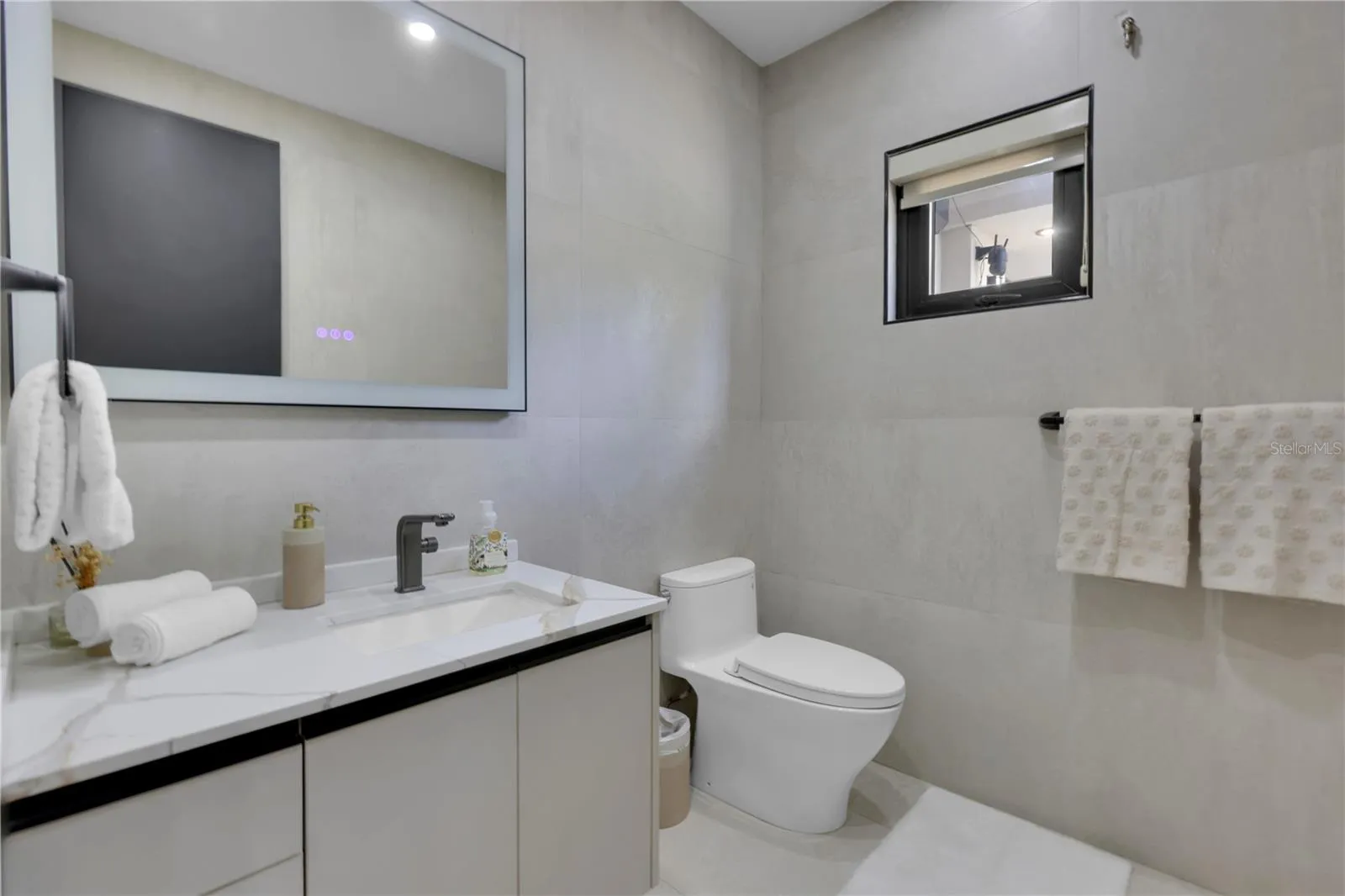 Full Bathroom in Bedroom #01