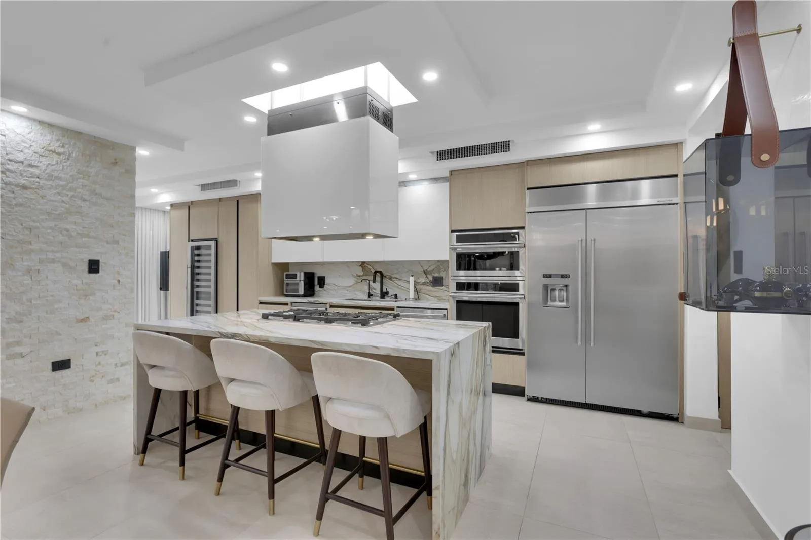 Ample kitchen, very convenient open layout
