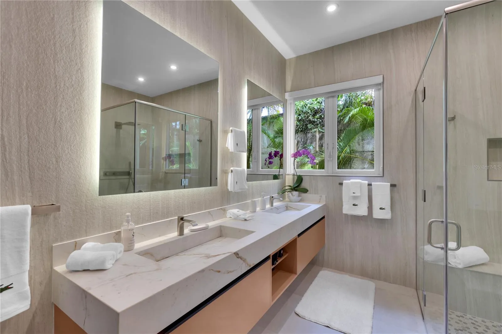 Bathroom ensuite Main Bedroom