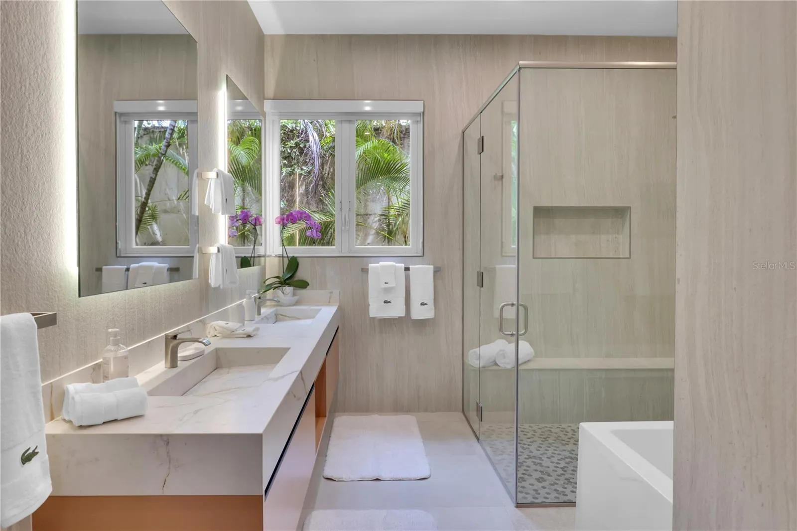 Bathroom ensuite Main Bedroom